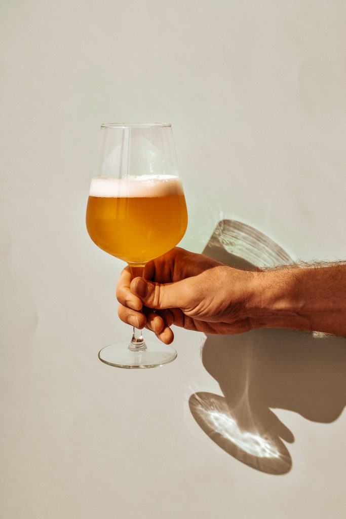 Leckeres Craft Bier, serviert in einem Weinglas.